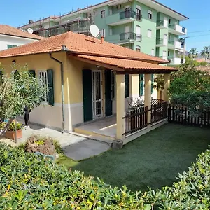 https://villa-la-casetta-con-giardino-a-30-m-dal-mare.hotelitalianriviera.com